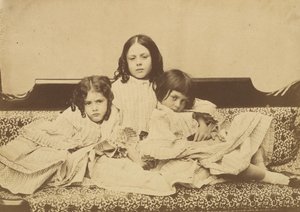 Edith, Ina ja Alice Liddell sohvalla, kesä 1858.