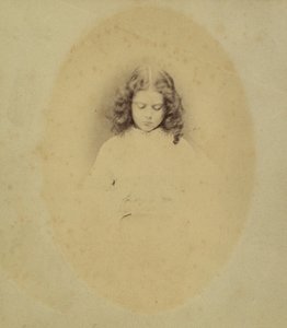 Edith Liddell istuu foxgloves-maljakon vieressä, 1860. tekijältä Lewis Carroll
