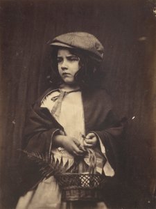 Nuori tyttö pitelee koria tekijältä Lewis Carroll