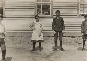 Edward St. Germain ja hänen sisarensa Delia, tehdastyöläiset, Phoenix, Rhode Island, huhtikuu 1909