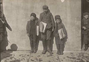 John Pento, 14 vuotias, Daniel ja Angelo Pento, 7 vuotta, myyvät sanomalehtiä, Hartford, Connecticut