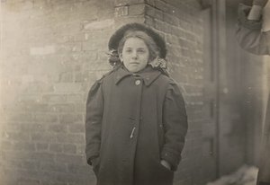 Mery Horn, kyyräselkä, jota pahensi hänen kantamansa raskas paperikuorma. Hartford, Connecticut, maaliskuu 1909
