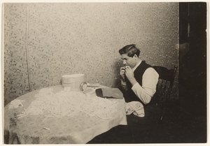 Savukkeiden kääriminen N.Y. Tenementissa/[Kotitehtävä]
