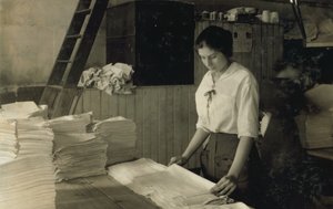 15-vuotias tyttö taittelee pyyhkeitä Bonannon pesulassa Bostonissa, Massachusettsissa. tekijältä Lewis Wickes Hine