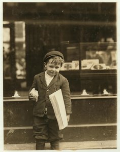 5-vuotias sanomalehtimies Tommy Hawkins, vain 3 jalkaa ja 4 tuumaa pitkä, töissä St. Louisissa, Missourissa, 1910.
