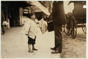 6-vuotias sanomalehtipoika Hyman myy lehtiä klo 18 asti. Lawrencessa, Massachusettsissa, 1911 tekijältä Lewis Wickes Hine