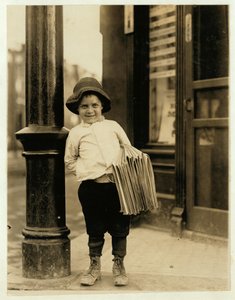 6-vuotias sanomalehtipoika, joka tunnetaan nimellä Little Fattie ja on vain 3 jalkaa 4 tuumaa pitkä, on työskennellyt vuoden St. Louisissa, Missourissa, 1910