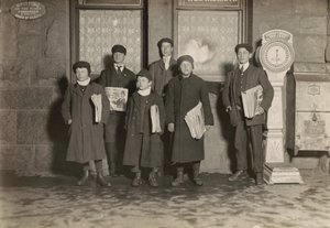Klo 20.30. Ryhmä sanomalehtipoikia myymässä lehtiä Hartfordin rautatieasemalla Connecticutissa. Pienin poika on 11-vuotias. tekijältä Lewis Wickes Hine
