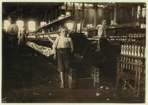 8-vuotias Leo, vain 4 jalkaa pitkä, poimii puolat 15 sentillä päivässä Elk Cotton Millsissa, Fayettevillessä, Tennesseessä, 1910 tekijältä Lewis Wickes Hine