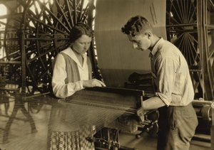 Poika ja tyttö työskentelevät kangaspuilla Cheney Silk Mills -tehtaalla Etelä-Manchesterissä, Connecticutissa. tekijältä Lewis Wickes Hine
