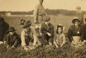 Annette Royn sanottiin olevan 7 ja Napoleon Ruelin 9-vuotias poimimassa karpaloita Smart