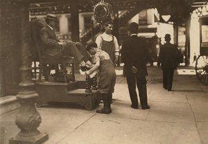 Bootblack 3rd Avenuen ja 9th Streetin kulmassa, New York Cityssä. tekijältä Lewis Wickes Hine