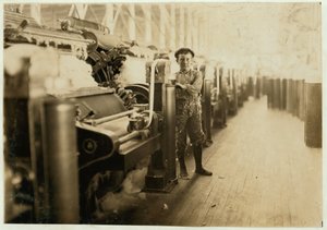 Poikalakaisukone karstauskoneilla Lincoln Cotton Millsissa, Evansvillessä, Indianassa, sukkahousuissa liukkaalla lattialla, 1908 tekijältä Lewis Wickes Hine