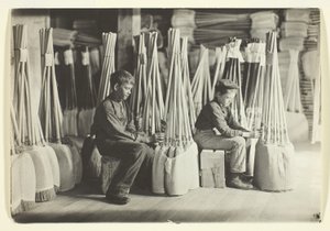 Pojat pakkaamossa, Brown Mfg. Company, Evansville, Ind. tekijältä Lewis Wickes Hine