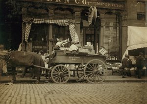 Pojat myyvät vihanneksia torilla Bostonissa, Massachusettsissa. tekijältä Lewis Wickes Hine