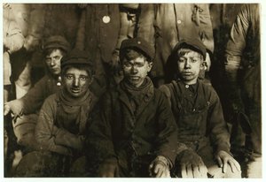 Breaker pojat (jotka lajittelevat hiiltä käsin) Hughestown Borough Coal Co. Pittstonissa, Pennsylvaniassa, 1911