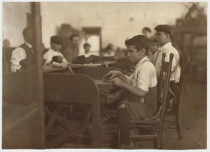 Lapsi oppipoika De Pedro Casellasin sikaritehtaalla, Tampa, Florida, 1909 tekijältä Lewis Wickes Hine