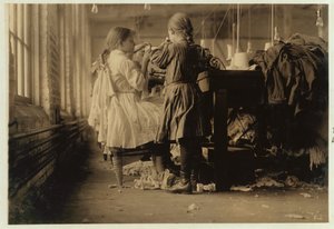 Lapsiravelija ja looper Loudon Hosiery Millsissa, Tennessee, 1910 tekijältä Lewis Wickes Hine
