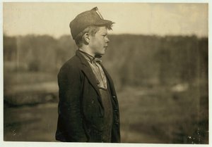 Dave, nuori työntömies, siirtää raitiovaunuja ja hiiltä Bessien kaivoksessa, Alabama (Sloss-Sheffield Steel and Iron Co), 1910. tekijältä Lewis Wickes Hine
