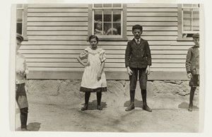 Edward St. Germain ja hänen sisarensa Delia, Phoenix, Rhode Island, huhtikuu 1909 tekijältä Lewis Wickes Hine
