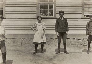Edward St. Germain ja hänen sisarensa Delia, tehdastyöläisiä, Phoenix, Rhode Island, huhtikuu 1909 tekijältä Lewis Wickes Hine