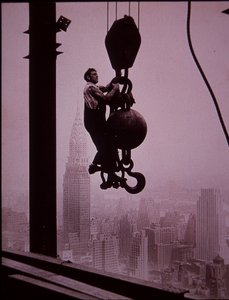 Rakenteilla oleva Empire State Building, jossa näkyy nosturimiehistön jäsen tekijältä Lewis Wickes Hine