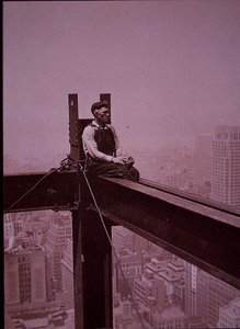 Rakenteilla oleva Empire State Building näyttää työläisen tauolla