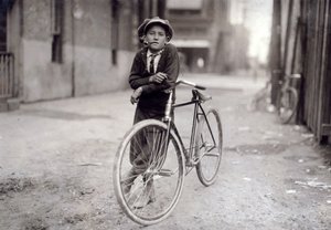 15-vuotias sanansaattajapoika työskentelee Mackay Telegraph Companyssa, Waco, Texas, 1913 tekijältä Lewis Wickes Hine