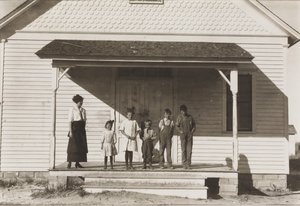Viisi oppilasta paikalla School No. 6, District 3, Fort Michigan, Colorado, 1915 tekijältä Lewis Wickes Hine