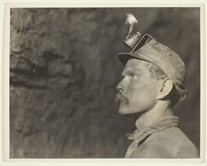 "Follow The Gleam", Walesin kaivostyöläinen Pa. Hiilikaivos mailin päässä päivänvalosta tekijältä Lewis Wickes Hine
