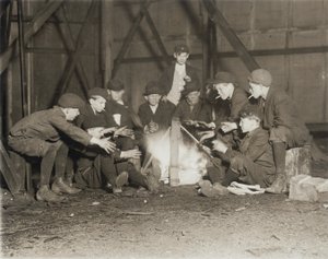 Newsboysin jengi klo 22.00, 1910 tekijältä Lewis Wickes Hine