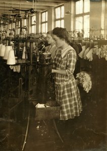 Tytöt valmistavat sukkia Ipswich Millsissä Bostonissa, Massachusettsissa. tekijältä Lewis Wickes Hine