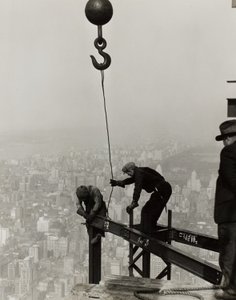 Korkealla Empire State Buildingissa, New Yorkissa. tekijältä Lewis Wickes Hine