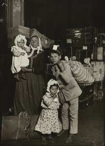 Italialainen perhe etsii kadonneita matkatavaroita, Ellis Islandilla tekijältä Lewis Wickes Hine
