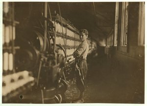 John Dempsey, 11- tai 12-vuotias, lauantaityöntekijä muulinpyörityshuoneessa Jackson Millissa, Fiskevillessä, Rhode Islandissa, 1909 tekijältä Lewis Wickes Hine