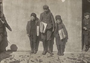 John Pento, 14-vuotias, sekä Daniel ja Angelo Pento, 7-vuotiaita, myymässä sanomalehtiä, Hartford, Connecticut tekijältä Lewis Wickes Hine