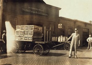 Miehet Wells Fargo und Co Express -varaston edessä laatikoiden ja maitotölkkien kanssa, Springfield, Missouri, 1916 tekijältä Lewis Wickes Hine