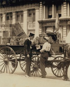 Messenger-pojat keskustelussa Union Squarella, New Yorkissa tekijältä Lewis Wickes Hine