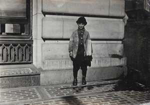 Lehtipoika tekijältä Lewis Wickes Hine