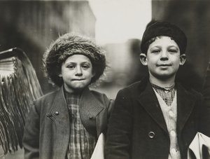 Newsies, Newark, New Jersey, joulukuu 1909 (gelatiinihopeaprintti) tekijältä Lewis Wickes Hine