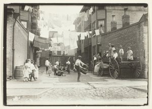 Leikkikenttä myllykylässä (Playground in a Tenement Alley), Boston tekijältä Lewis Wickes Hine