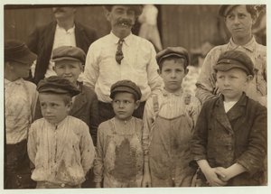 Katkaravunpoimijat jo 5-8-vuotiaat Dunbarissa, Lopezissa, Dukate Co:ssa, Biloxissa, Mississippissä, 1911 tekijältä Lewis Wickes Hine