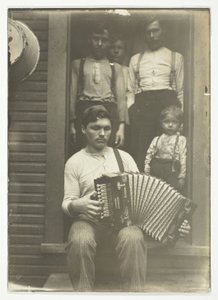 Pittsburghin alueen slovakialainen terästyöläinen rentoutuu illallisen jälkeen. tekijältä Lewis Wickes Hine