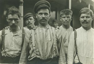 Steelworkers at Russian Boarding House, Homestead, Pennsylvania, 1907-8 (gelatiini hopeaprintti) tekijältä Lewis Wickes Hine