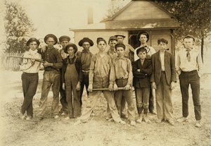 Pallojoukkue koostui enimmäkseen lasityöläisistä. Indiana tekijältä Lewis Wickes Hine