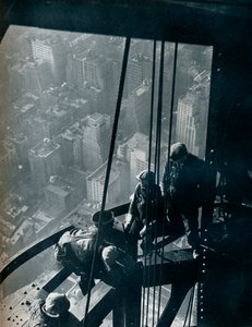 Maston viimeiset vaiheet, katu on noin neljännesmailin alapuolella, vuodelta 1931 tekijältä Lewis Wickes Hine