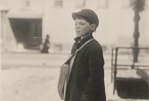 Tony Casale, "Bologna", 11-vuotias, myynyt sanomalehtiä 4 vuoden ajan, Hartford, Connecticut, maaliskuu 1909 tekijältä Lewis Wickes Hine