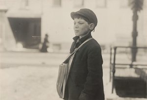 Tony Casale, Bologna, 11-vuotias, on myynyt sanomalehtiä 4 vuotta, Hartford..., maaliskuu 1909. tekijältä Lewis Wickes Hine