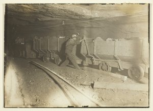 Nimetön (Hiilivaunuja kaivoksessa) tekijältä Lewis Wickes Hine