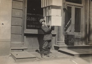 Vaunupoika tai häntäpoika avustamassa vaunun lastaamisessa, c. 1914. tekijältä Lewis Wickes Hine